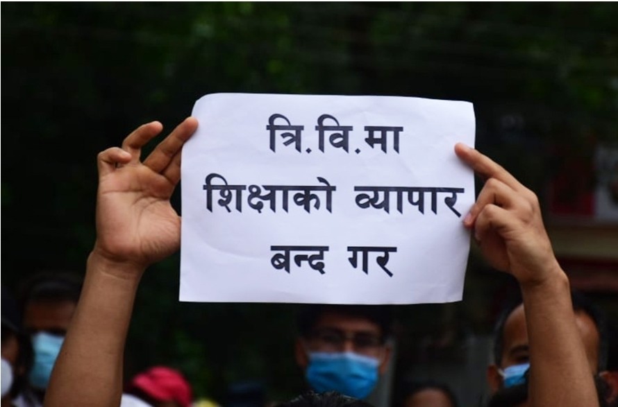 त्रिविले एमफिल र पीएचडीकाे शुल्क बढाएपछि प्रदर्शन गर्दै विद्यार्थीहरू