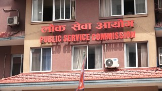 अदालतको आदेशले अधिकृत पास गरेकाहरू अन्योलमा : के गर्दैछ लोकसेवा ?