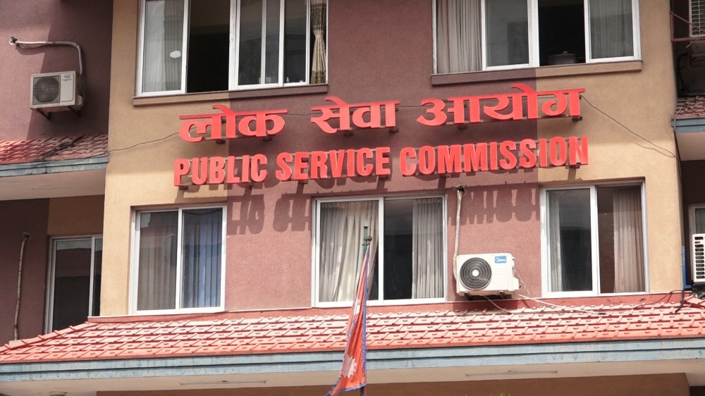 अदालतको आदेशले अधिकृत पास गरेकाहरू अन्योलमा : के गर्दैछ लोकसेवा ?