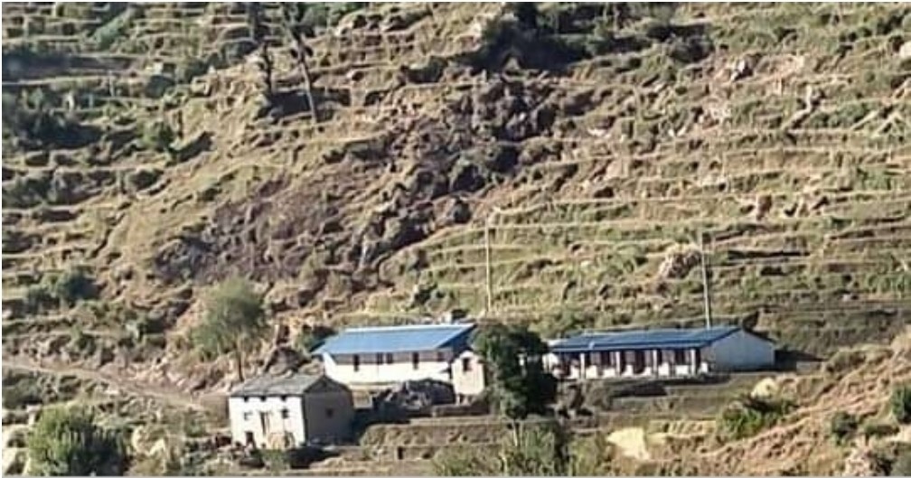 शिक्षकले  शिक्षिका भगाए, पठनपाठन नै ठप्प !