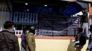 मेडिकल कलेज संचालक विरुद्ध अखिल क्रान्तिकारीको कालो ब्यानर प्रदर्शन