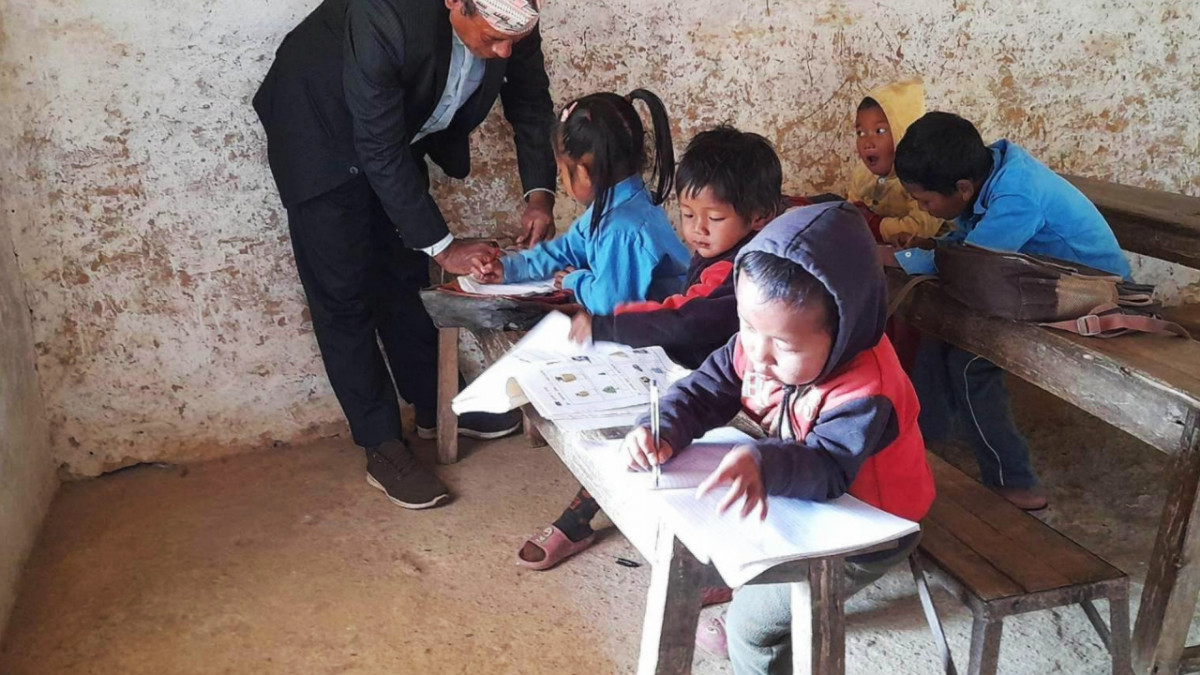 एक शिक्षकको भरमा तीनवटा कक्षा