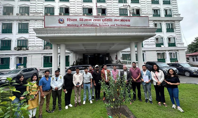 इन्जिनियरिङको शुल्क वृद्धि फिर्ता लिन माग गर्दै अनेरास्ववियुले बुझायो शिक्षा मन्त्रीलाई ज्ञापनपत्र