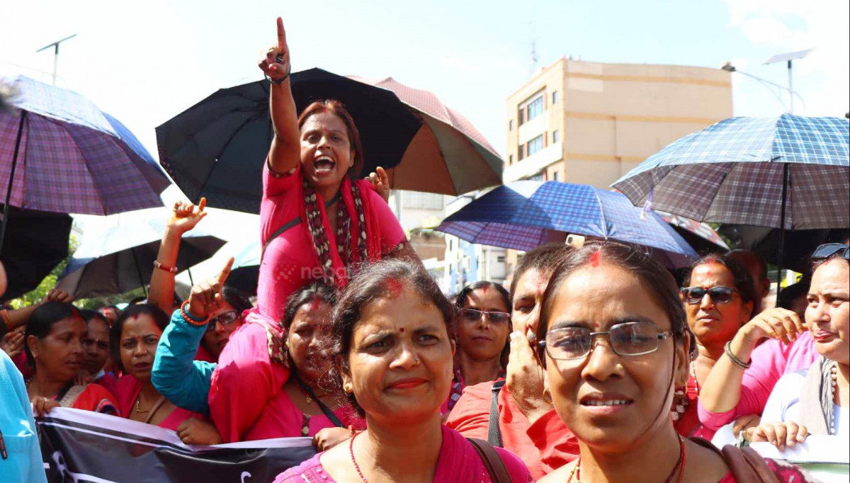 राहत शिक्षकले छाडेनन् आन्दोलन, प्रहरीसँग घम्साघम्सी