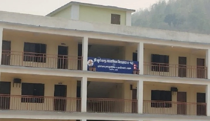 अछाममा कक्षा १२ का विद्यार्थीहरुले दिएका छ्न  पुरानै प्रश्न पत्रबाट परीक्षा के हुन्छ त अब ...
