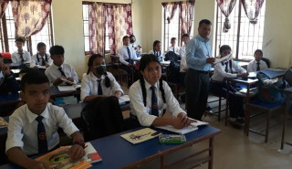 बोर्डिङमा भन्दा सामुदायिक विद्यालयमा आकर्षण सकेन बिद्यालयले विद्यार्थी थेग्न