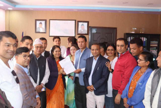 निवर्तमान शिक्षामन्त्री सुमना श्रेष्ठले जारी गरेको शिक्षक सरुवा निर्देशिका खारेज गर्न माग गरिएको छ।