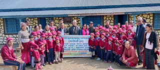 पुर्व जिल्ला वन अधिकृतको सहयोगमा विद्यार्थीलाई न्यानो कपडा वितरण