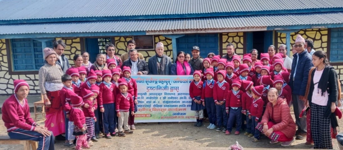 पुर्व जिल्ला वन अधिकृतको सहयोगमा विद्यार्थीलाई न्यानो कपडा वितरण